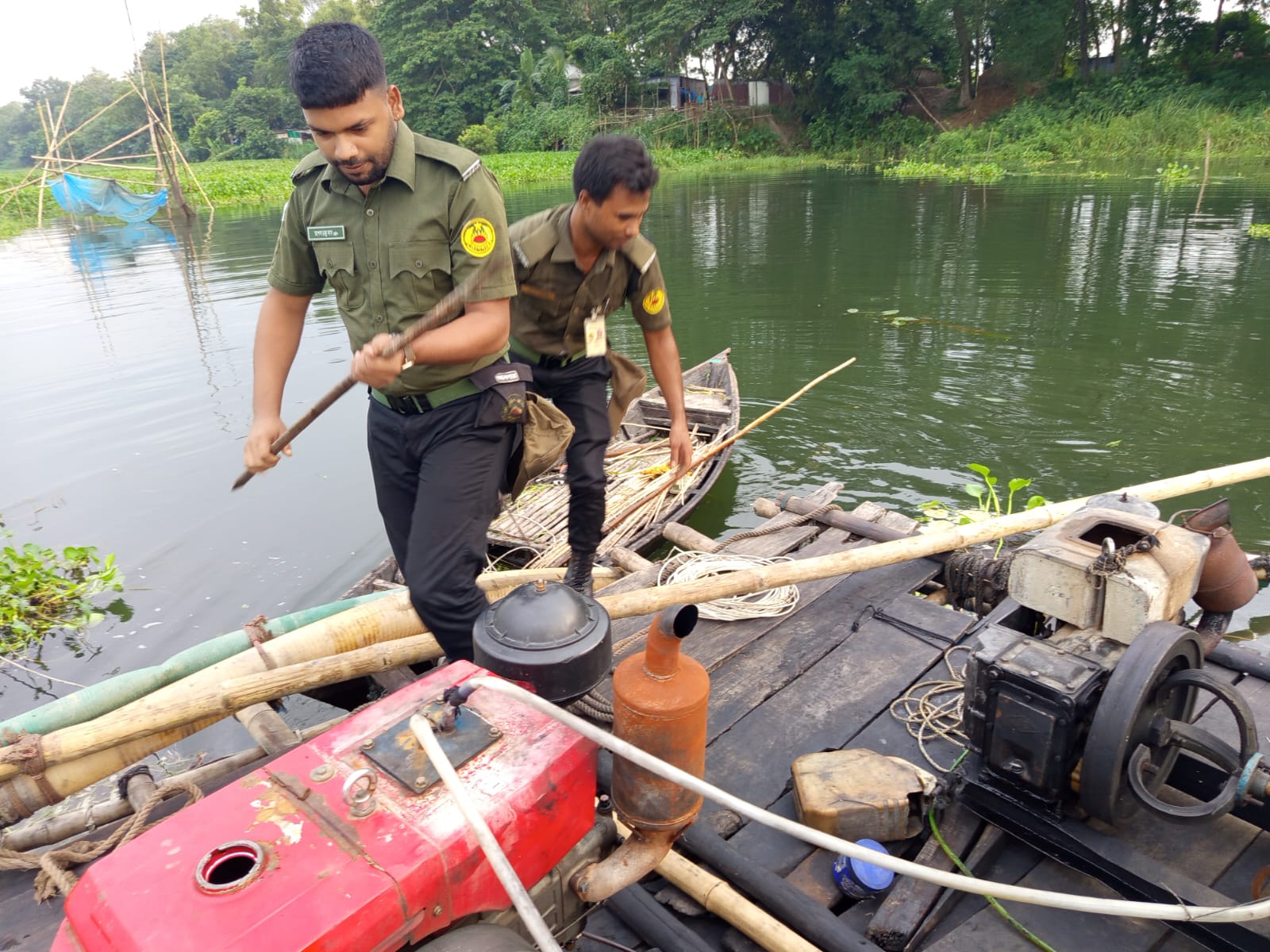 ড্রেজারের বিরুদ্ধে ঘিওর উপজেলা প্রশাসনের অভিযান