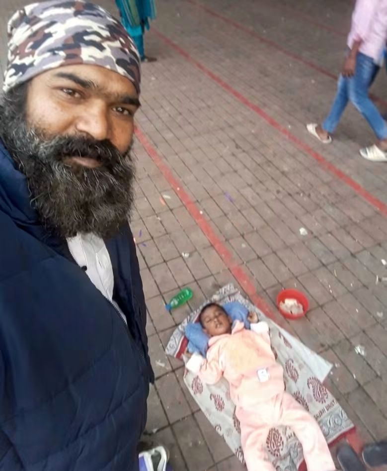 ছবিতে মেঝেতে নিথর হয়ে পড়ে থাকা অবোধ শিশুটিকে…