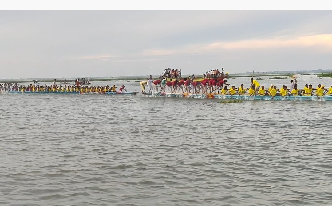 সরাইলে তিতাস নদীতে ঐতিহ্যবাহী নৌকা বাইচ