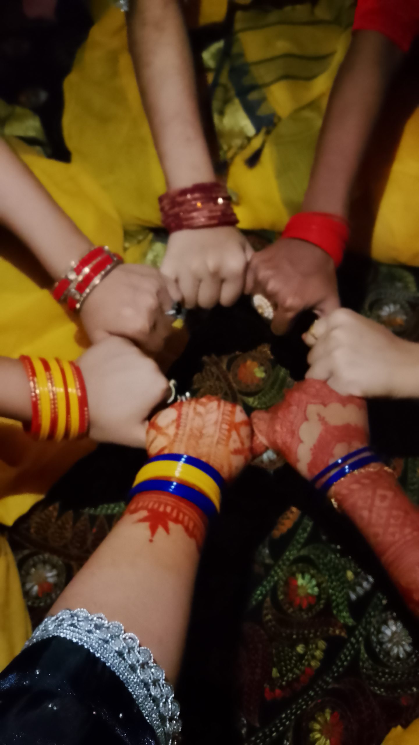 শরতের শুরুতেই ফ্যাশনে নতুন ধারা: ভারী সোয়েটারের সাথে পাতলা স্কার্টের মিশেল