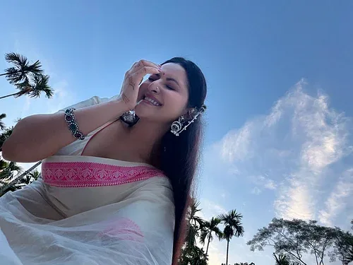 Pori Moni Captivates Fans with 11 Distinct Looks Across Recent Outings