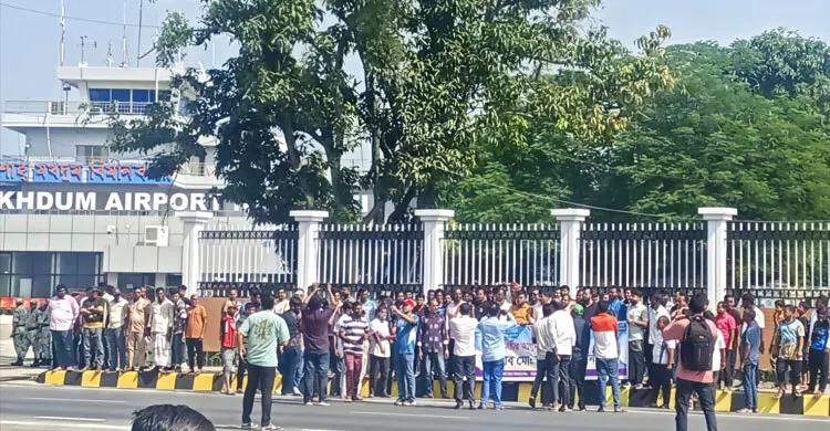 Crowds Gather Along Rajshahi-Naogaon Highway to Greet Prime Minister Tarique Rahman